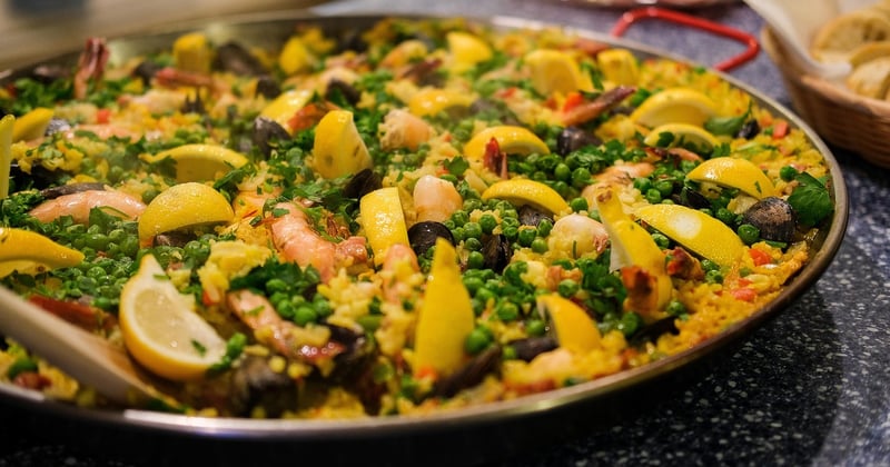 Paella espagnole aux fruits de mer et chorizo : la recette qui impressionne