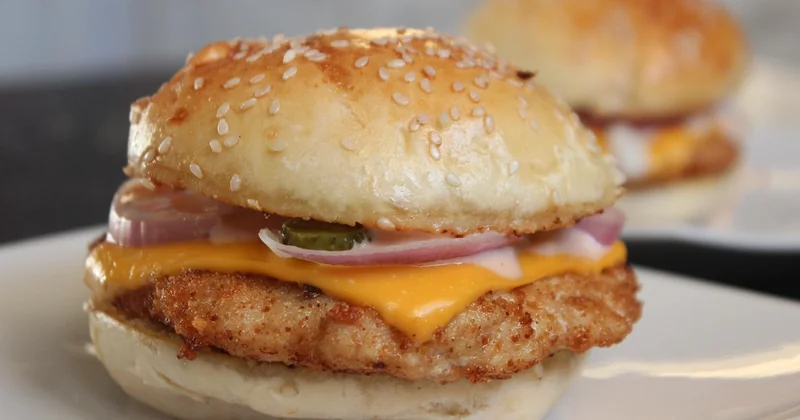 Le pain à burger complet et l'assemblage