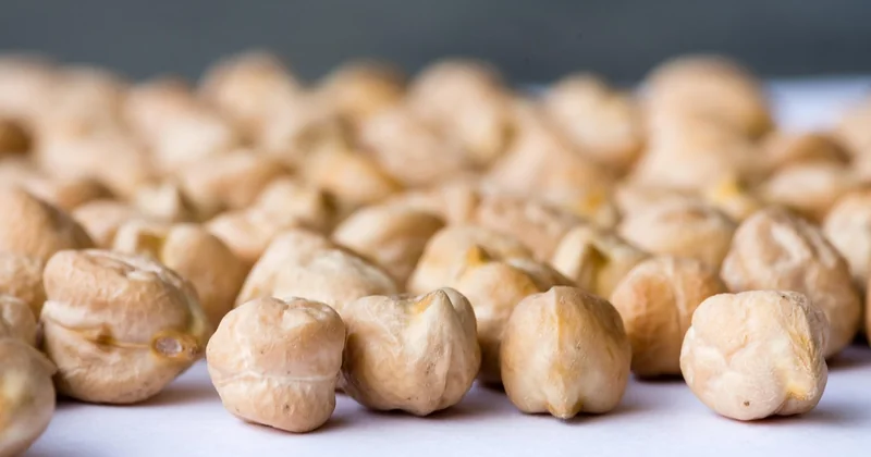 Le geste qui change tout : retirer la peau des pois chiches