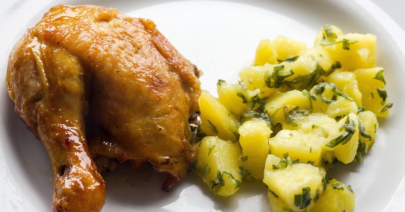 Poulet rôti au four et légumes en une seule plaque : le dîner facile